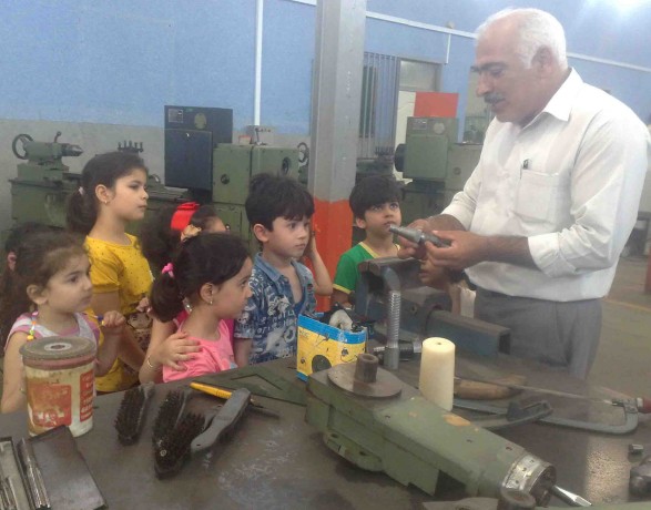 بازدید کودکان مهدکودک رنگین کمان از مرکز بهشهر